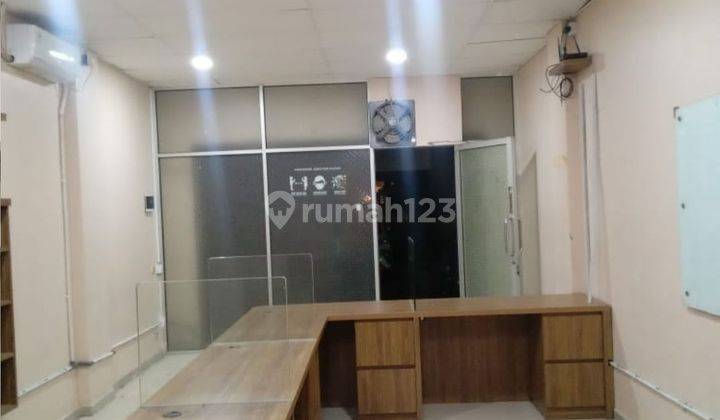 Disewakan ruko pinggir jalan rapii di Taman Surya 5 2