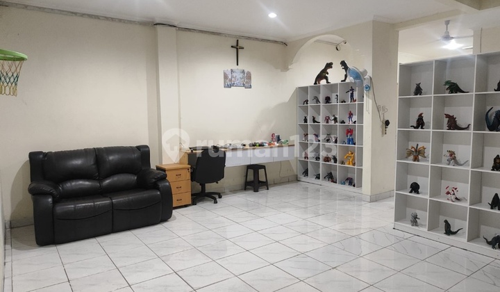 Dijual Rumah 2 Lt Full Renov + Row Jalan Lebarr Di Taman Surya 5 2