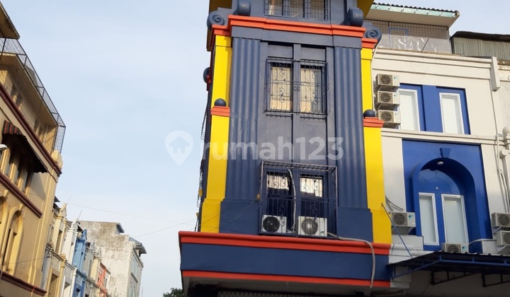 For Sale: 3.5-Story Shop House, Prime Location, Wide Road, Corner Position at Pelangi Cengkareng, West Jakarta