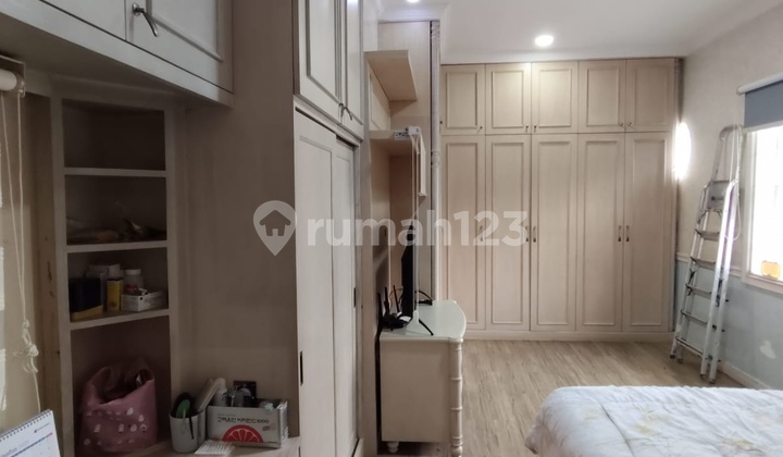Dijual Rumah Luas Furnish 3 Lantai Posisi Bagus di Mutiara Taman Palem