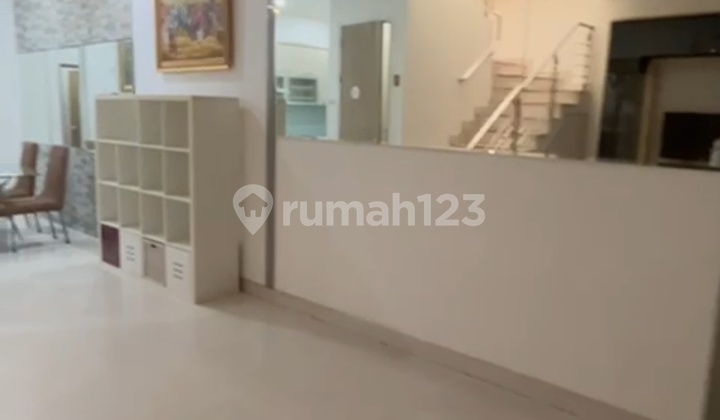 Disewakan Rumah Furnished Minimalis 3 Lantai Di Taman Surya 2