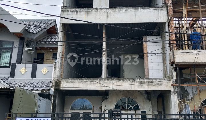 Dijual Rumah Unfinishing 3 Lantai di Taman Surya 5