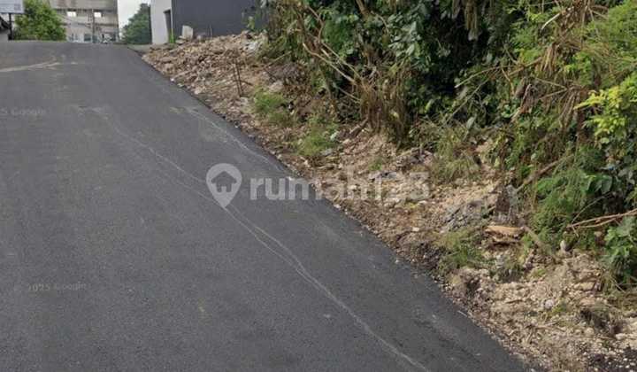 At the Rental House on the Side of the Asphalt Road, Suitable for Business, etc.