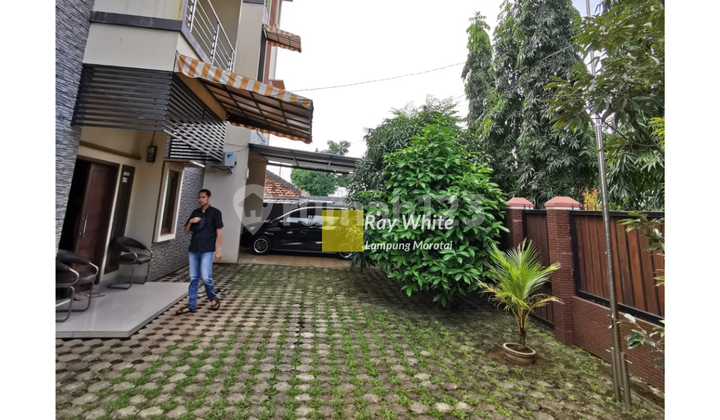 For sale: house and building in Pahoman. 2