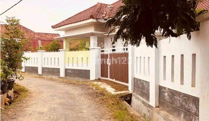 Rumah dengan halaman yang luas di way kandis 1