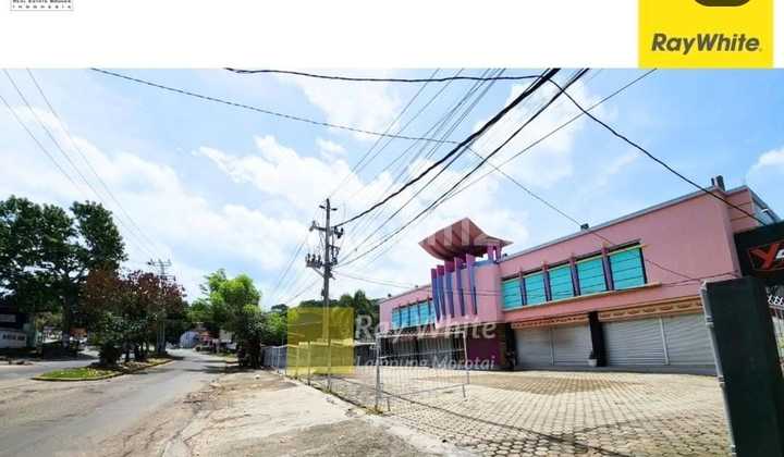 Large building in Tanjung Karang, downtown Bandar Lampung. Large building in Tanjung Karang, downtown Bandar Lampung.