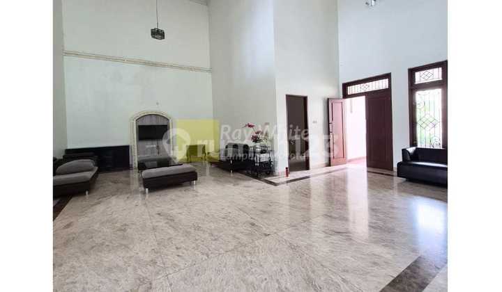 Rumah Mewah Furnished dengan Kolam Renang di Pahoman Bandar Lampung 2