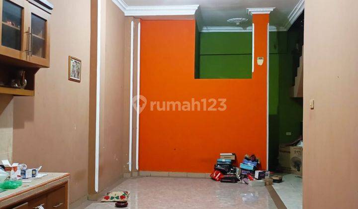 ruang makan rumah dua lantai dijalan p.
