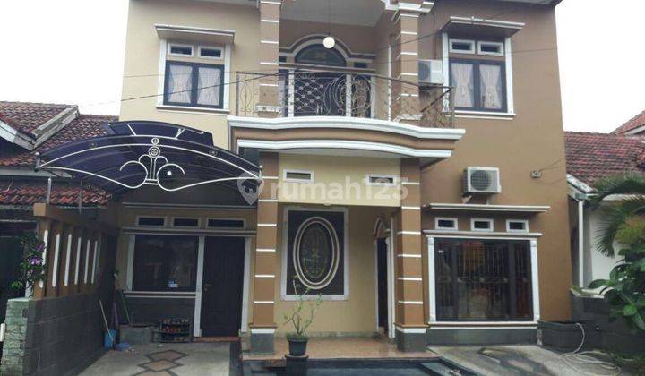 tampak depan rumah dua lantai dijalan p.
