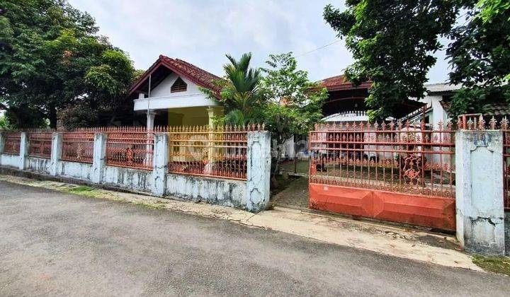 Dijual  Rumah dengan Kamar Kost 10 pintu 1