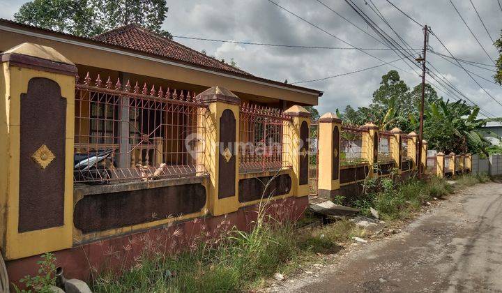 Rumah memiliki halaman luas 2