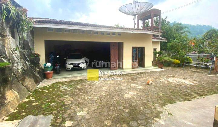 Rumah Dengan Pekarangan Luas sm 2