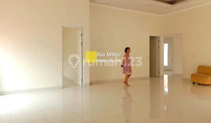 Dijual Rumah Dengan Ruangan Keluarga dan Dapur sangat luas 2