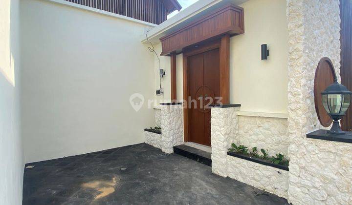 Villa Modern Tropis Dengan Arsitektur Bali Dekat Canggu 1