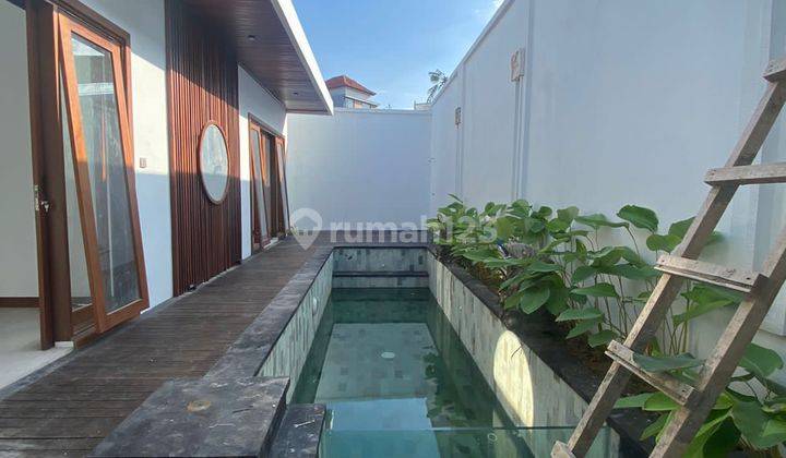 Villa Modern Tropis Dengan Arsitektur Bali Dekat Canggu 2