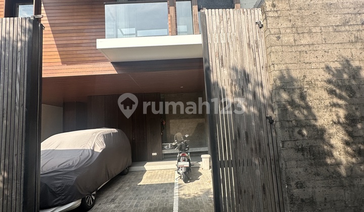 Modern Tropical Villa in Renon Near Sanur with Rice Field View Modern Tropical Villa in Renon Near Sanur with Rice Field View