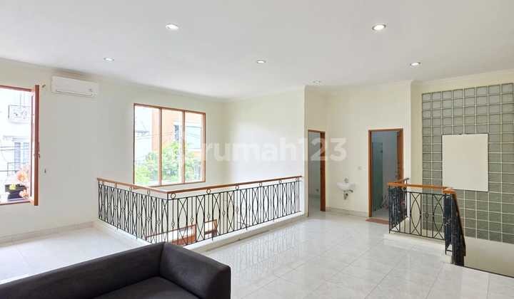 Disewakan.rumah Siap.huni.2 Lantai Di.gedung Hijau Pondok.indah.jsksel 2