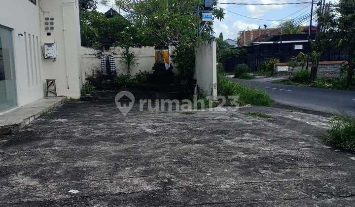 Gedung bekas showroom furniture kantor dan gallery di kerobokan 5