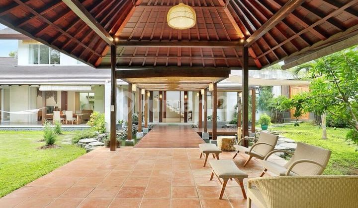 Villa with a large and beautiful garden near Umalas