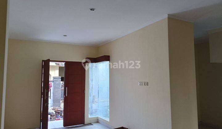 Minimalist house in a calm environment in Gatot Subroto 1