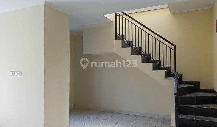 Minimalist house in a calm environment in Gatot Subroto 2