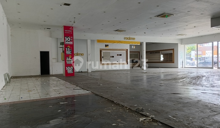 Secondhand Store Car Showroom and Mobile Phone Shop in Teuku Umar