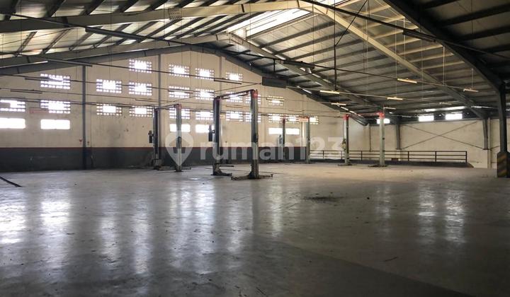 Gedung Ex Showroom Dan Bengkel Mobil Di Jalan Gatot Subroto Barat