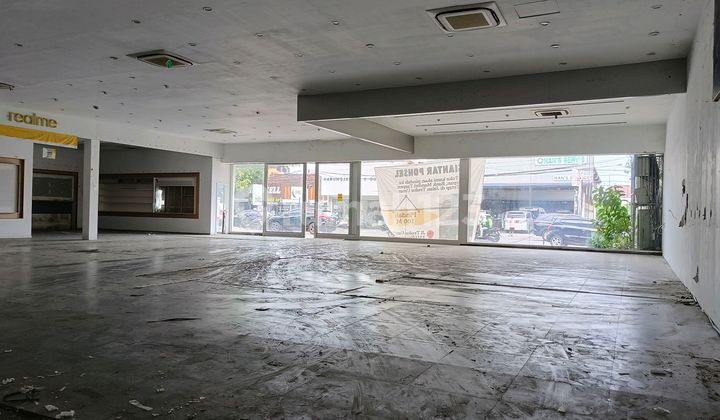 Secondhand Store Car Showroom and Mobile Phone Shop in Teuku Umar 2