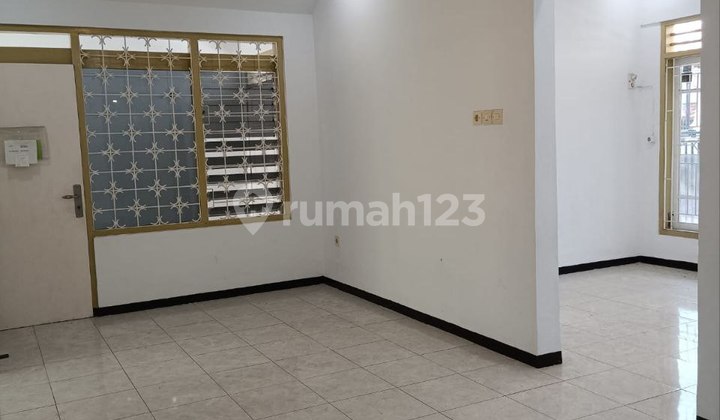 Ready-to-Occupy House with Easy Access on Jl Ikan Mas Malang 2