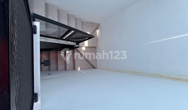 Rumah Modern Dekat Hwa Ind di Jl Ikan Layur Malang 2