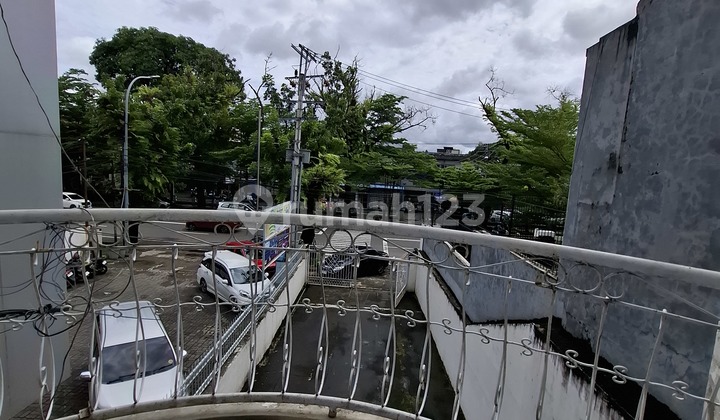 3-Floor Shop House on Ratulangi Main Road, Two-Way Access, Makassar. Area 5.5x40. Former Office. Well-Maintained Condition. 2
