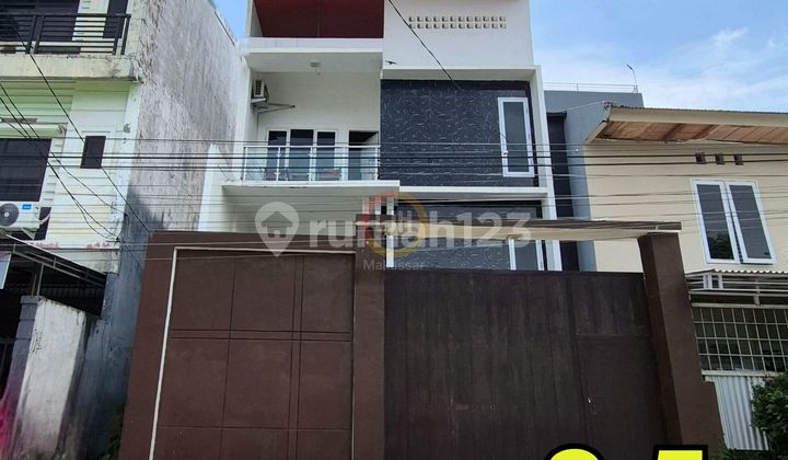 3-Story House in Ratulangi Area, Makassar. Furnished. 4 Bedrooms. 7X18.