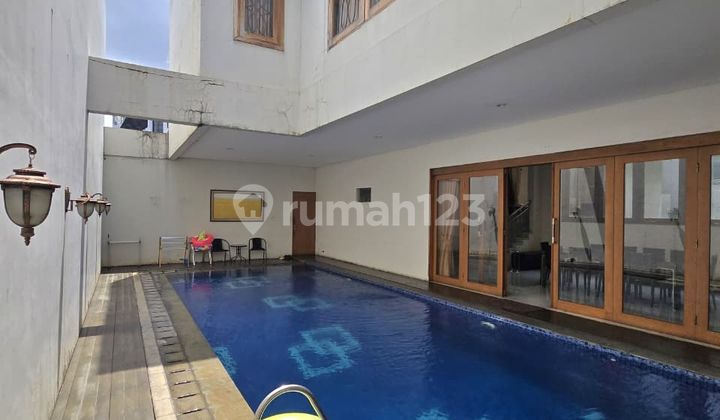 Rumah Hoek dengan Private Pool di Bintaro Jaya Sektor 7
