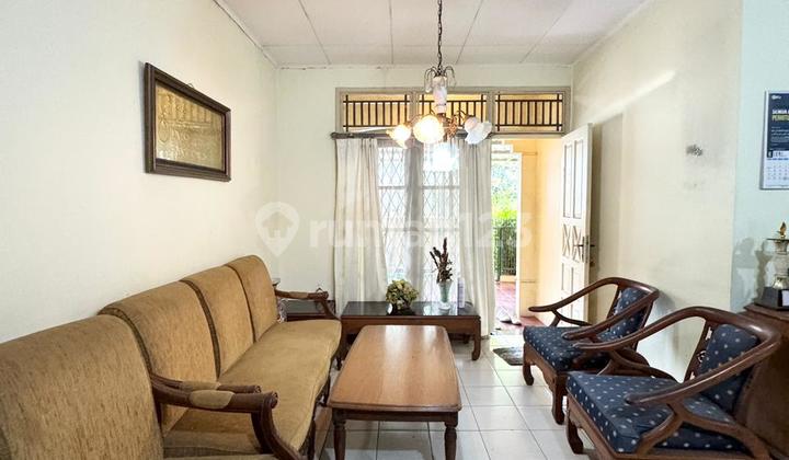 Rumah Lama Terawat Nyaman Posisi Hoek di Bintarojaya Sektor 3