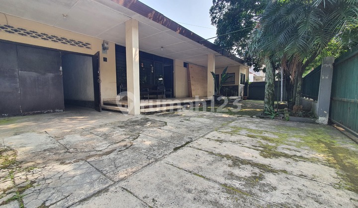 Central Bandung House with Comfortable and Lush Environment, Talaga Bodas