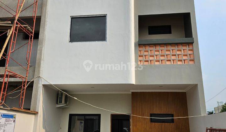 Rumah 3 Lantai Pinggir Jalan Utama Depan Kampus 2