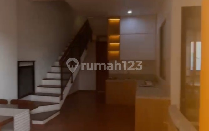 3-Story House in Bintaro, 2 km from Jurang Mangu Station and Pondok Aren Toll Gate, and BXC 2