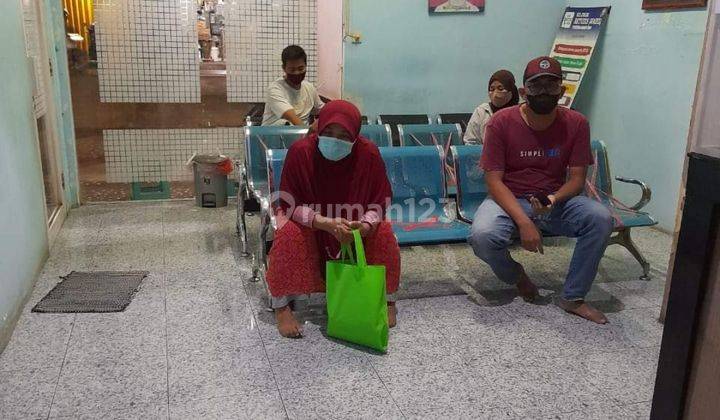 Di jual nego, Klinik luas 2200 mt, SHM, izin lengkap, ambulance (Umum, persalinan, khitan, Gigi / BPJS) dan ruang usaha lainnya, ruang perkantoran, rumah pintu ada 12, ruang utk istirahat dokter, halaman luas, ada rumah induk, garasi mobil lega, pinggir j 4