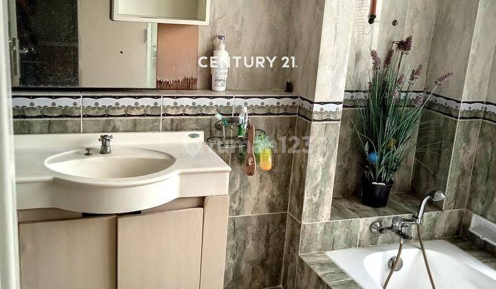 kamar mandi dijual rumah 2 lantai di