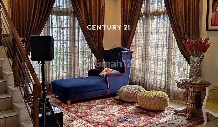 ruang tamu dijual rumah 2 lantai di
