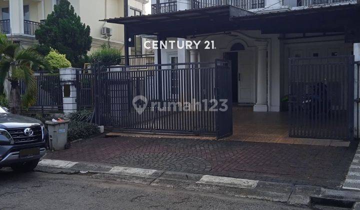tampak depan dijual rumah 2 lantai di