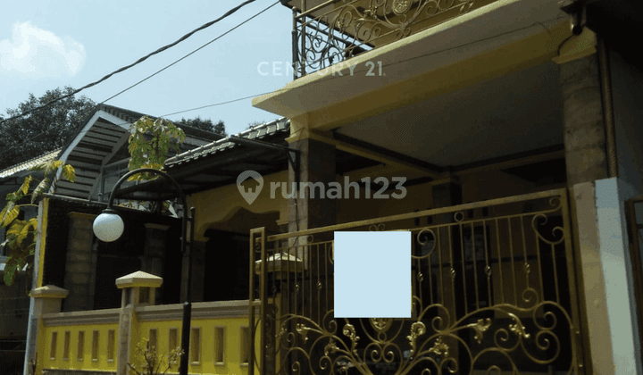 tampak depan dijual rumah 2 lantai di