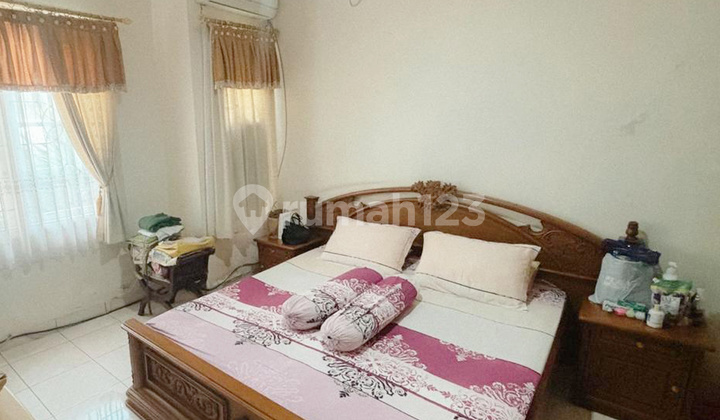 Two-story house in Balikpapan Baru, secure location, ideal for investment.