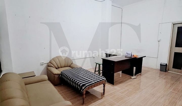 3-Storey Midtown Ruko Ready to Occupy by the Roadside 3-Storey Midtown Ruko Ready to Occupy by the Roadside