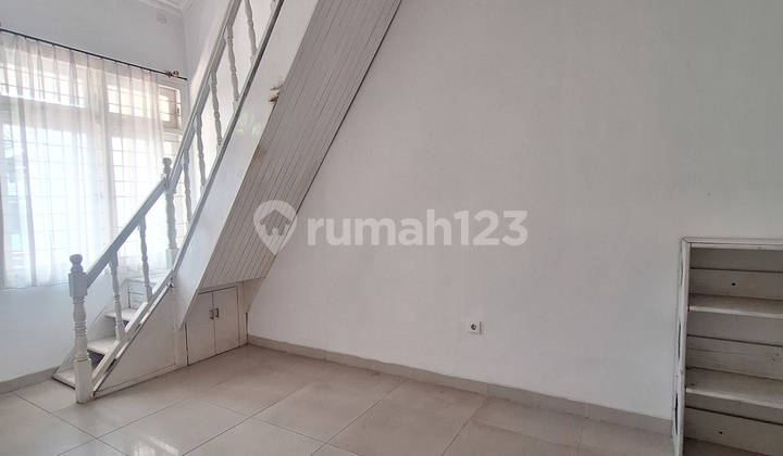 One gate system house with 4 bedrooms in Balikpapan Baru. One gate system house with 4 bedrooms in Balikpapan Baru.