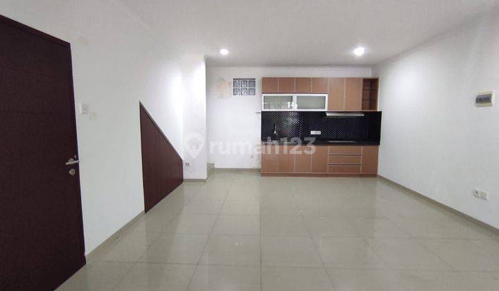 Turun Harga Rumah Kantor Siap Huni di Komplek Holis Regency 2