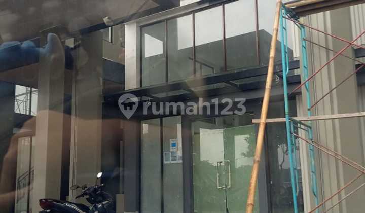 For Rent: Hampton Avenue Gading Serpong 3-Story Shop House, Facing Main Road. 2
