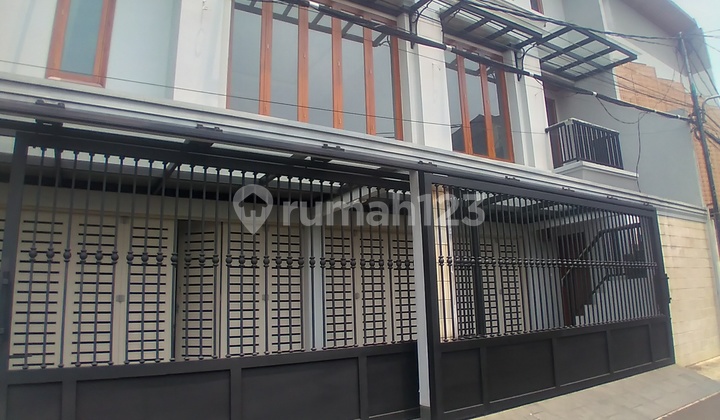 Nice 3-Storey House, with Pool. 2