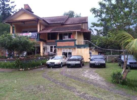 Vila Cisarua . 5 Menit ke Jalan Utama . 3 Lantai. Pool.