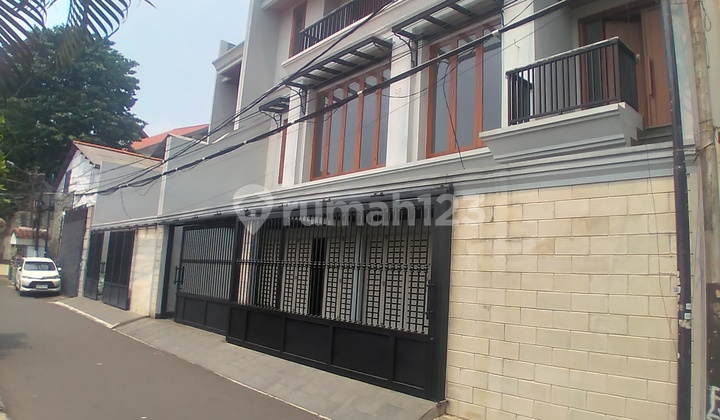 Rmh Bagus 3 Lantai, Pool. Rmh Bagus 3 Lantai, Pool.